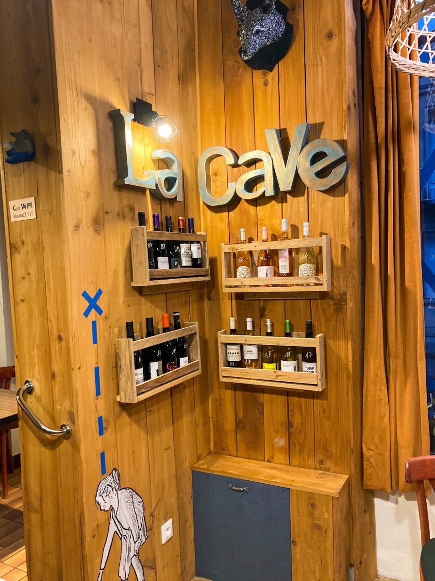 Mur « La Cave » et ses casiers de bouteilles, cave à vin de la cantine à Saintes