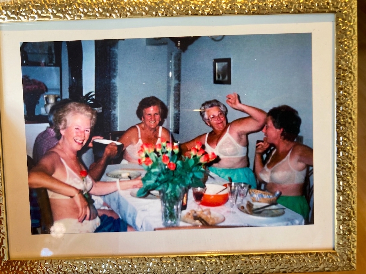 Photo vintage encadrée de quatre femmes attablées, ambiance cantine à Saintes