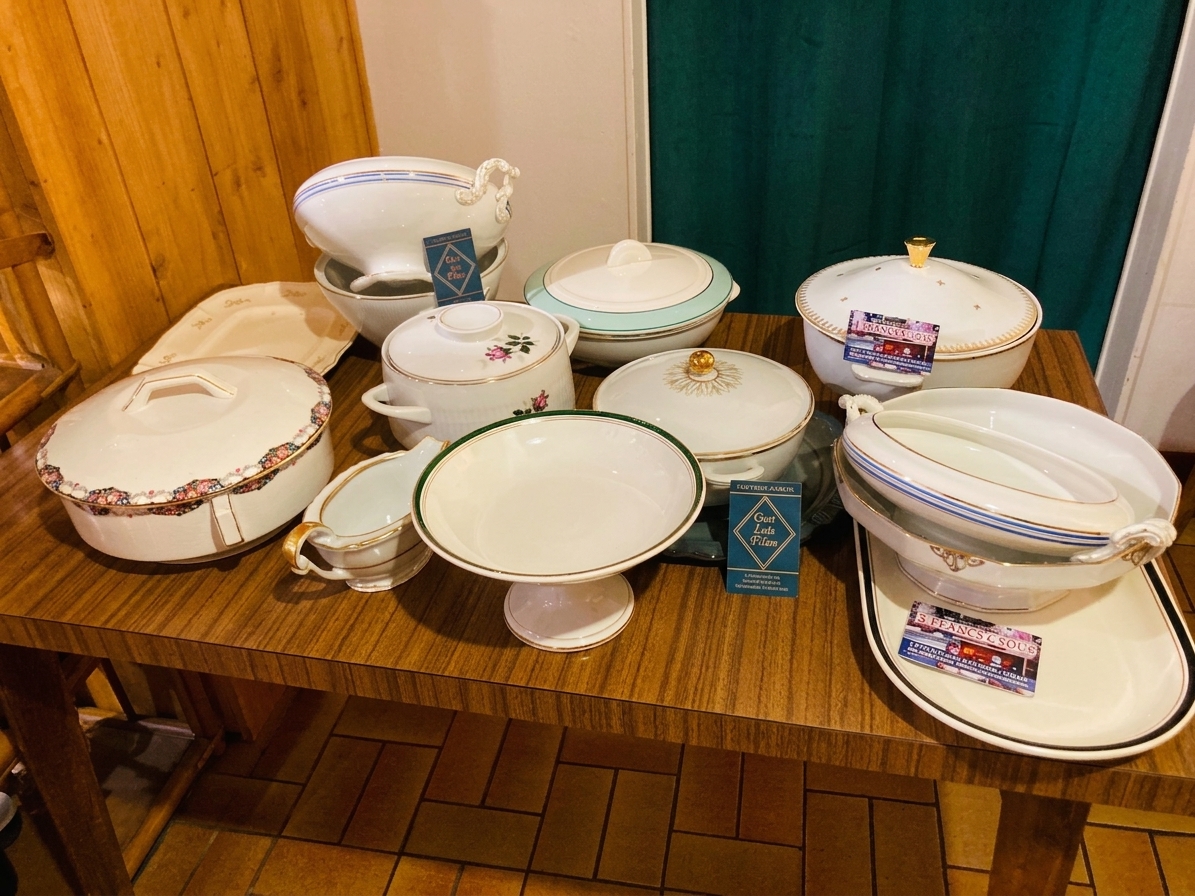 Collection de soupières et plats en porcelaine chinés, vaisselle de la cantine à Saintes
